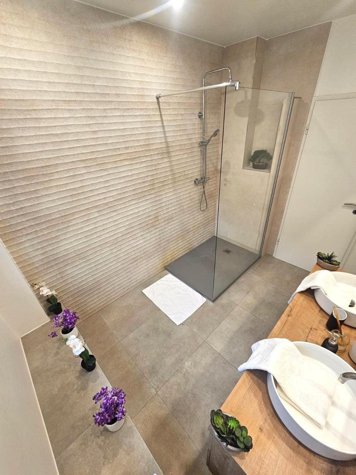 Living Stylish 2br And Free Parking Appartement